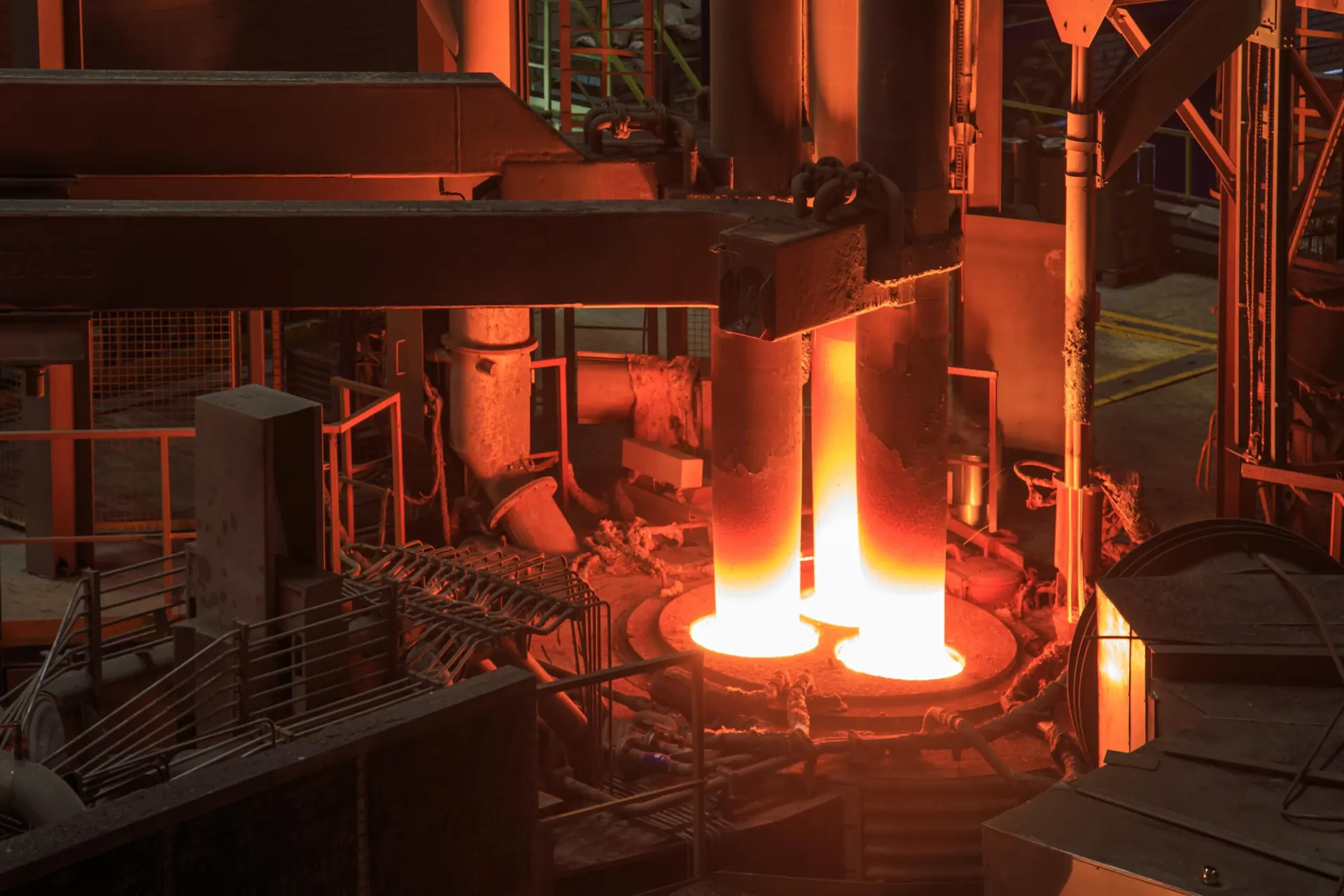 Électrodes en graphite stockées sur le site de production Carbomin à Manage